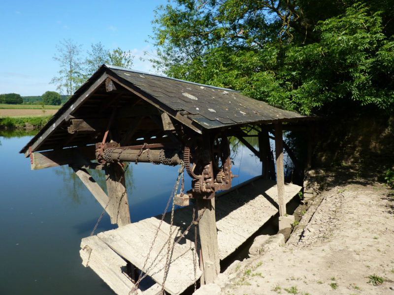 Restauration en cours du lavoir du pont Napoléon à Montbizot Restauration en cours du lavoir du pont Napoléon à Montbizot