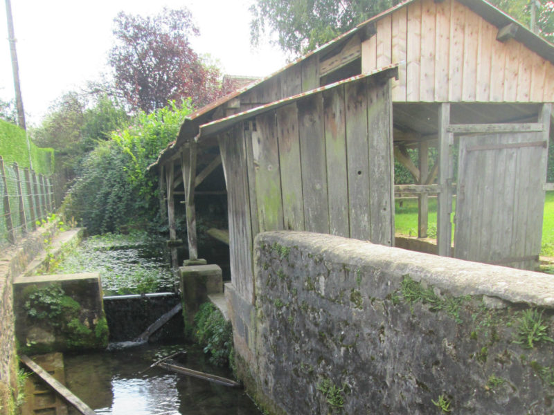 Restauration en cours du lavoir de Neuvy-en-Champagne Restauration en cours du lavoir de Neuvy-en-Champagne